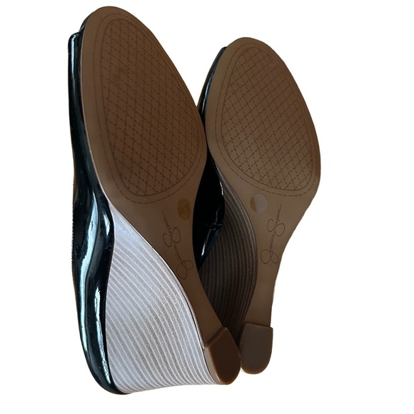 Jessica Simpson Black Patent Leather  Peep Toe Wedges. Size 8 - Picture 4 of 5